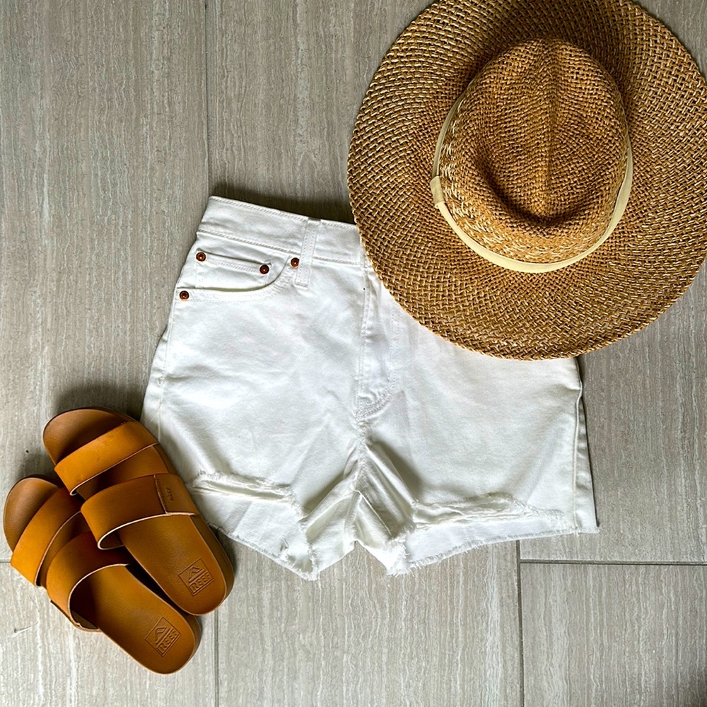 Cute white Levi jean shorts